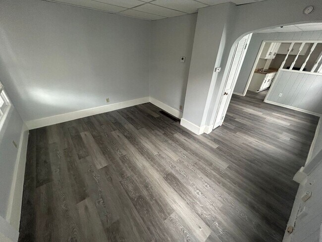 Building Photo - 535 Milton St