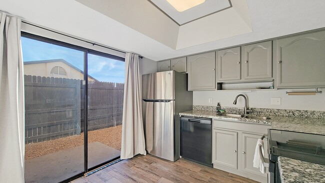 Foto del edificio - Excellent Townhome with Updated Interior