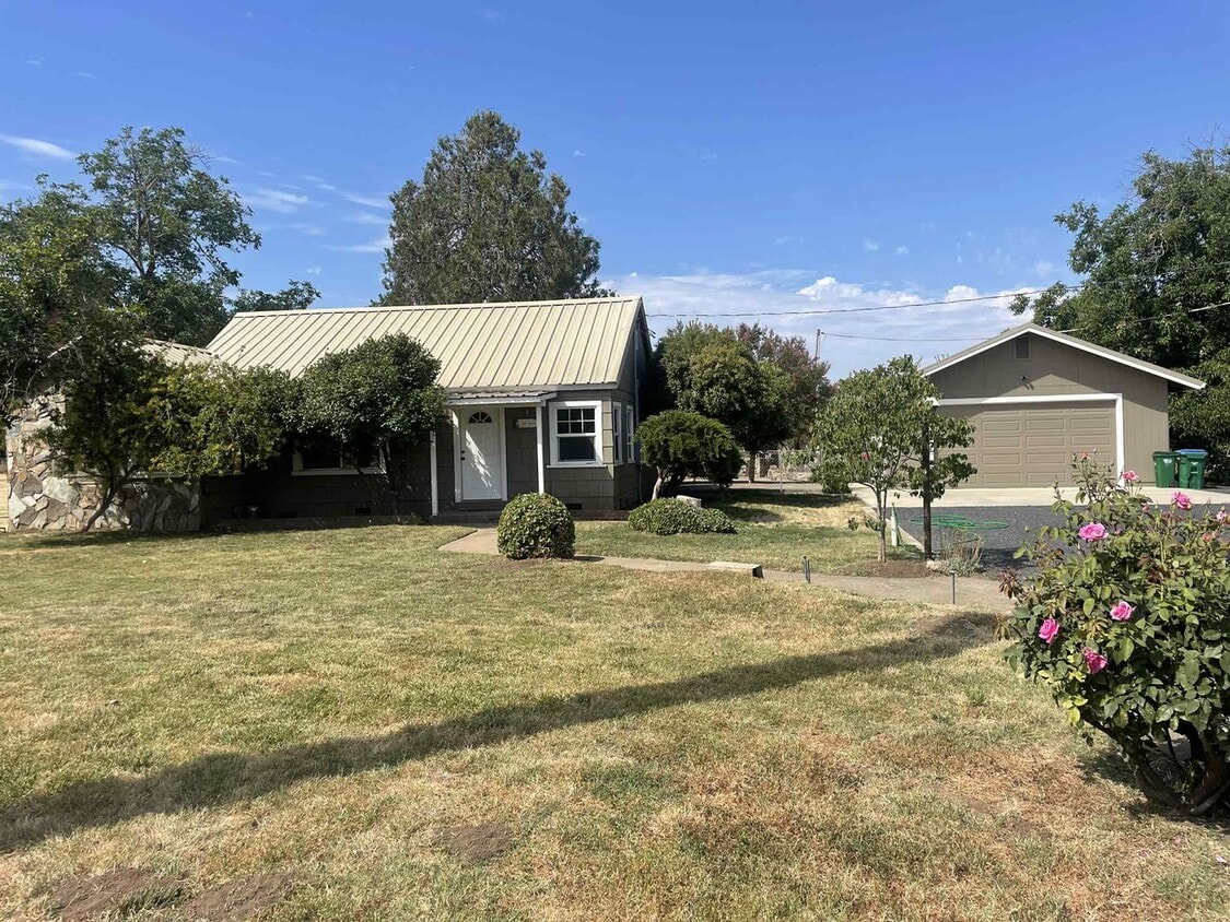 Primary Photo - Charming 2 Bedroom Home with Spacious Yard...
