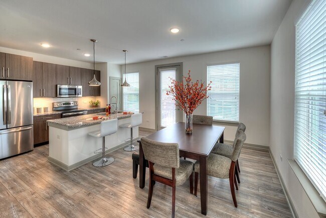 Building Photo - 662 E Algonquin Rd