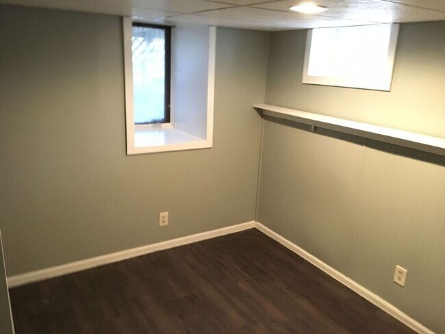 Foto del edificio - AVAILABLE SEPTEMBER 1st - 1 Bed 1 Bath Efficiency Apt across from Portland Square Park