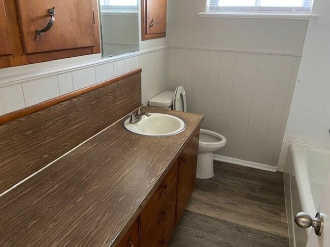 Building Photo - Nice 4 bedroom 2 bath brick home in S. Sherman!