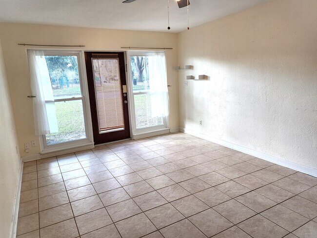 Building Photo - 1217 N Fern Creek Ave