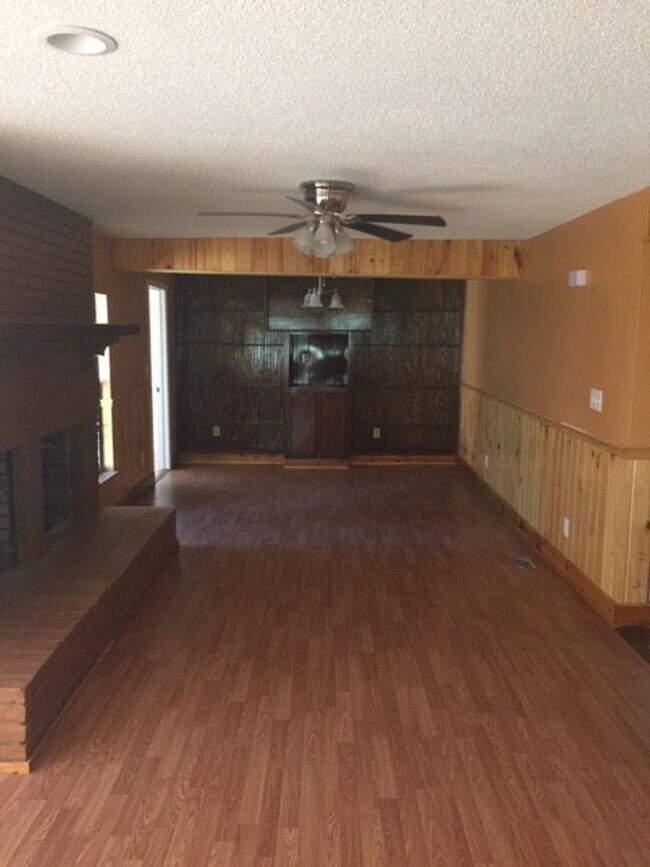 Foto del edificio - 210 Pineleaf Ln