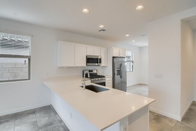 Foto del edificio - 16894 W Evergreen Rd
