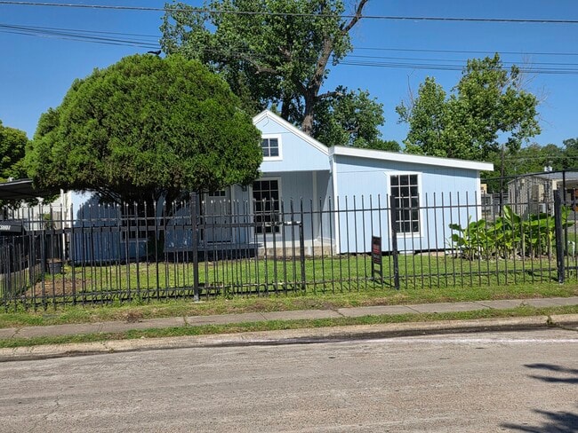 Building Photo - 3807 Otis St