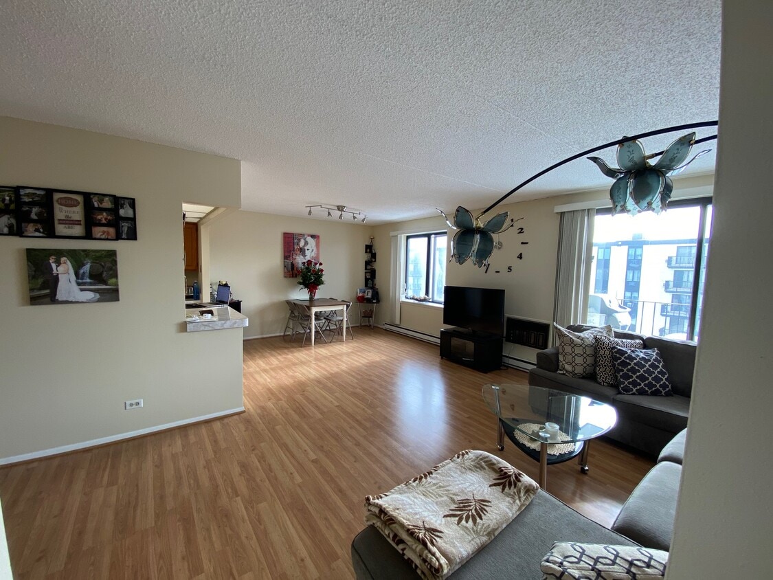 9118 W Elmwood Dr Unit 5F, Niles, IL 60714 Condo for Rent in Niles