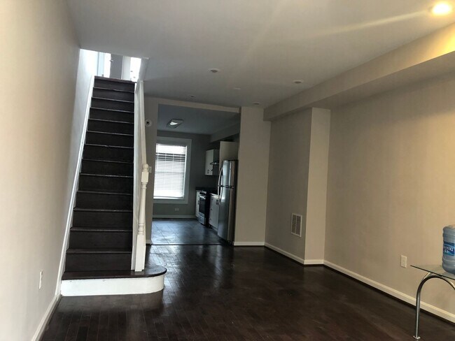 Foto del edificio - 2 Bedroom 1 bathroom with central air town...