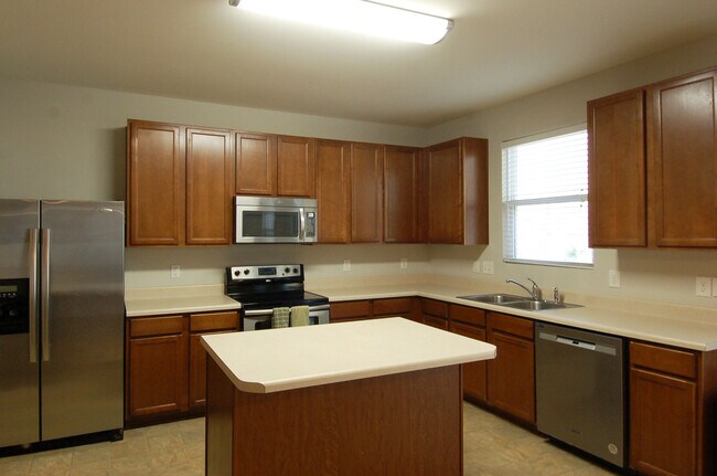 Building Photo - 2213 Pear Tree Ln