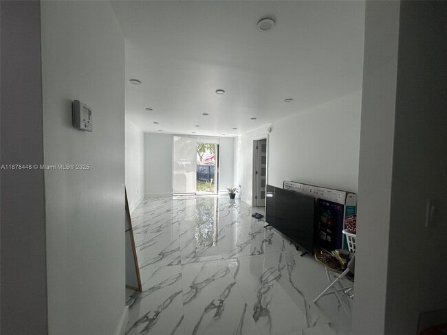 Foto del edificio - 2055 SW 122nd Ave
