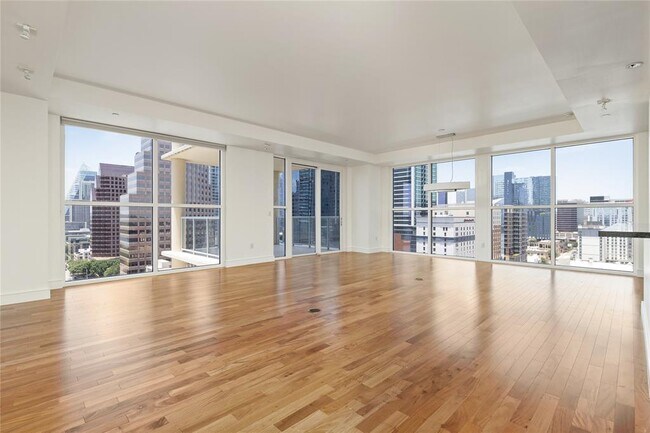 Foto del edificio - 98 San Jacinto Blvd