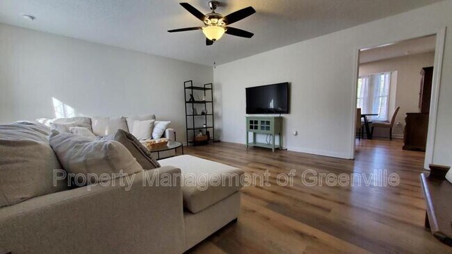 Foto del edificio - 323 Pinonwood Dr