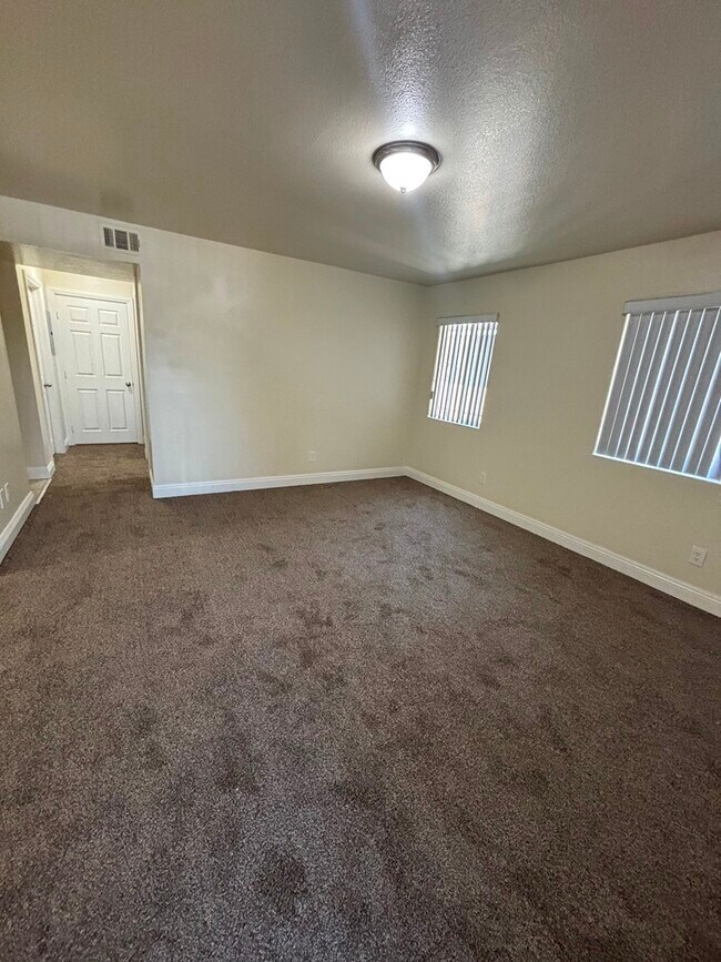 Building Photo - 834 1/2 E 77th St