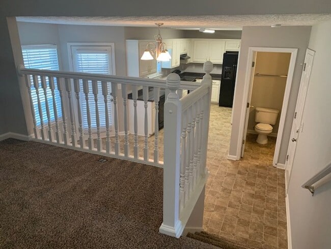 Foto del edificio - Beautiful 3BR / 2.5BA Split Level with Expansive Backyard and Privacy Fence!