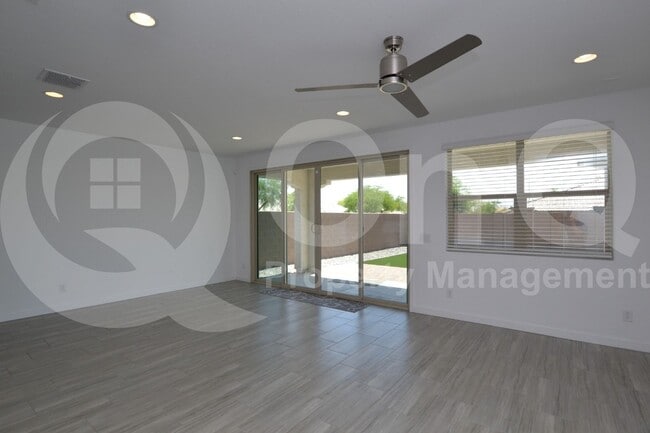 Building Photo - 9213 W Glenrosa Ave