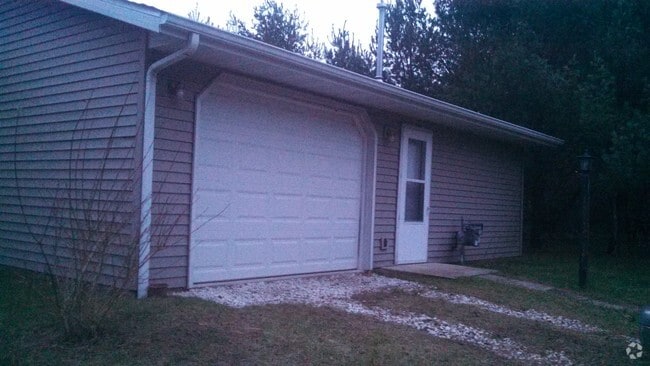 Building Photo - N1453 Spencer Lake Ct