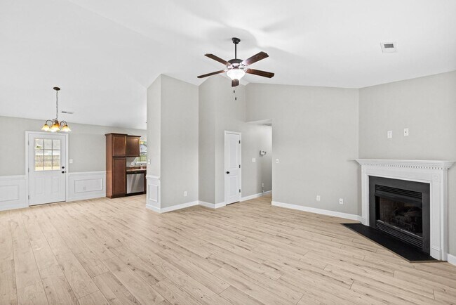 Building Photo - Bridgeport Home with Community Pool!