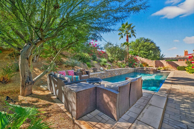 Building Photo - 35831 Raphael Dr