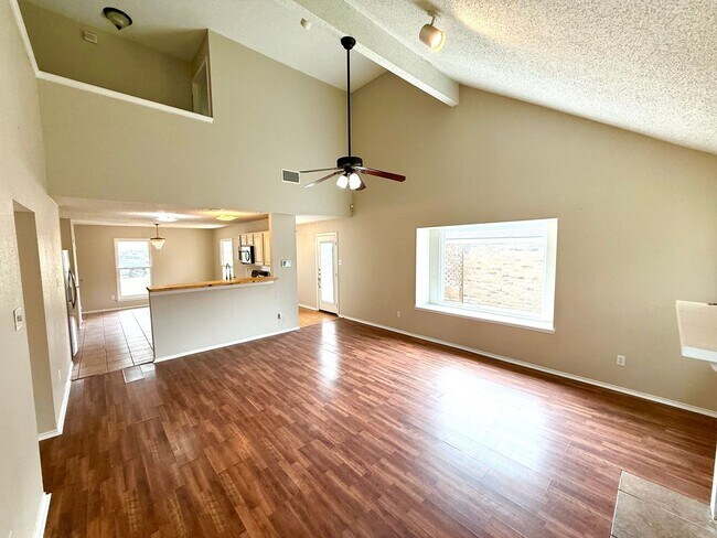 Foto del edificio - AVAILABLE NOW! Two Story 4 Bedroom / 2.5 B...