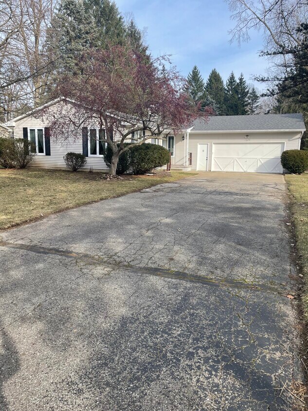Primary Photo - 1225 Sandhill Dr