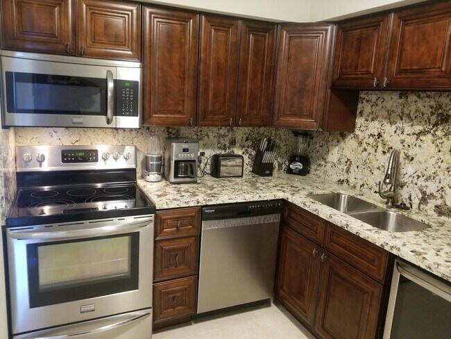Building Photo - 9905 Pineapple Tree Dr