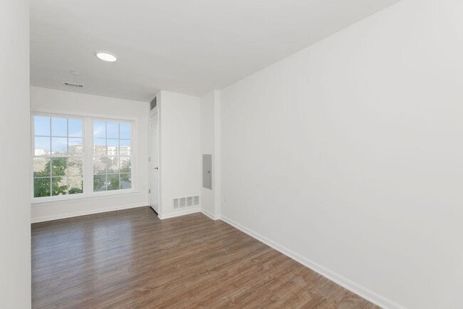 Building Photo - 162-170 S Orange Ave