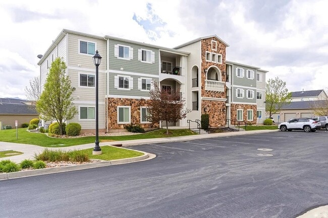Building Photo - 1821 N Crest Rd