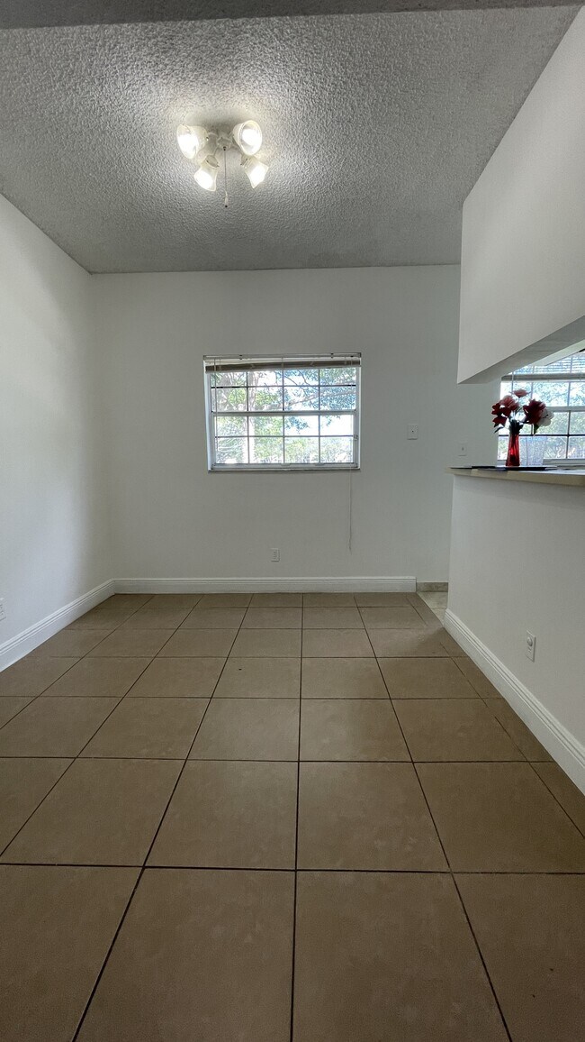 Foto del edificio - 661 Cypress Lake Blvd