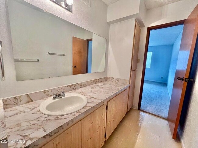 Foto del edificio - 7625 E Camelback Rd
