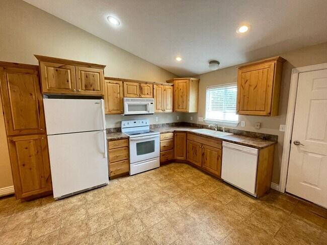 Building Photo - 4 Bed, 3 Bath Town Home w/ 2 Car Garage - ...