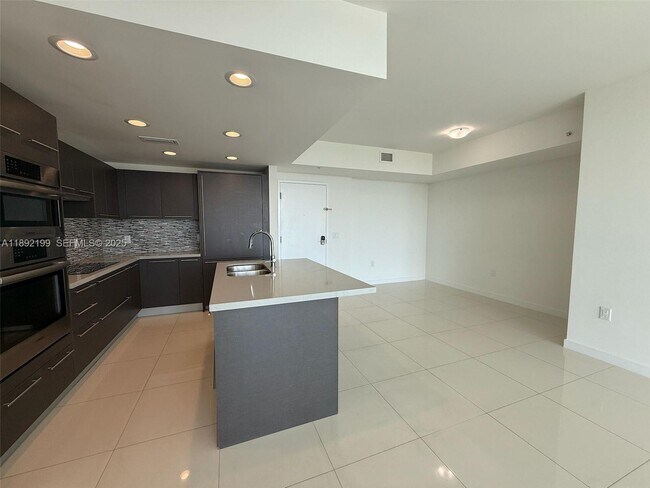 Foto del edificio - 7825 NW 107th Ave