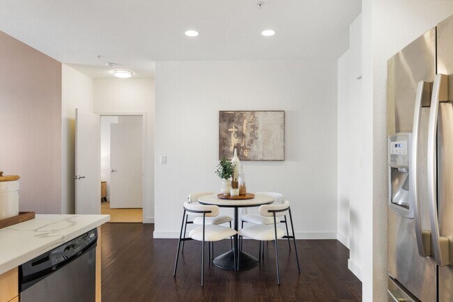 Building Photo - Spacious & Sunny Condo at Plant 51 in Down...
