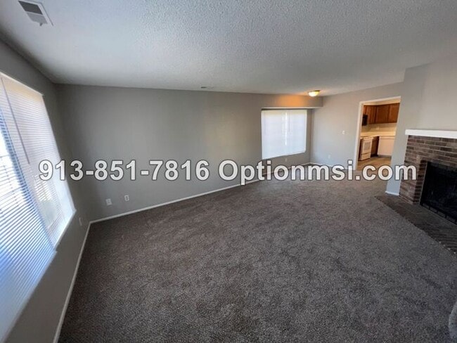 Building Photo - 1/2 month free if moved in by 9/1!!! Half ...