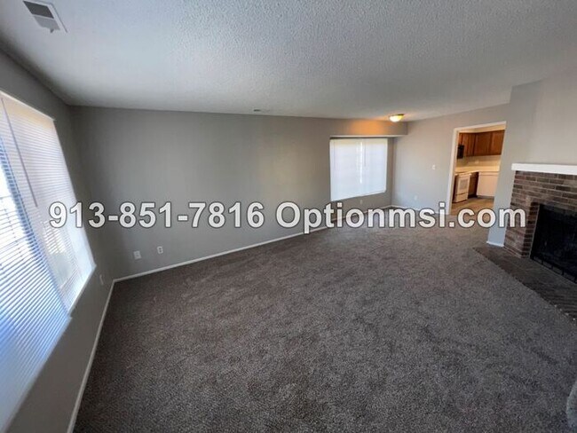 Foto del edificio - Half duplex AVAILABLE NOW