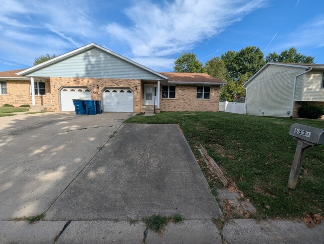 Building Photo - 533 Mockingbird St