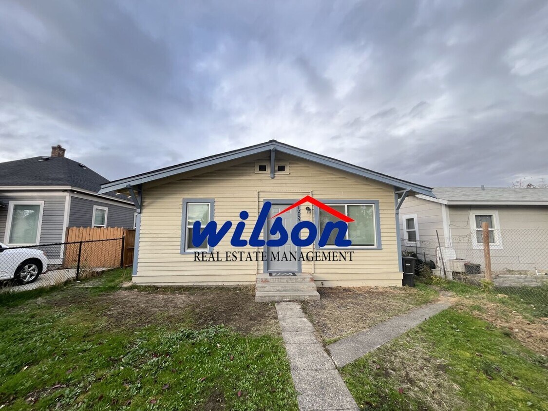 Foto principal - Updated Bungalow with 4 Bedrooms and 2 Ful...