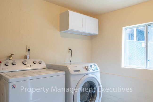 Foto del edificio - Remodeled 3 Bedroom, 1 Bath with Backyard