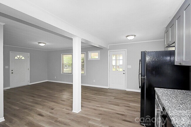 Foto del edificio - 1017 McLain Rd