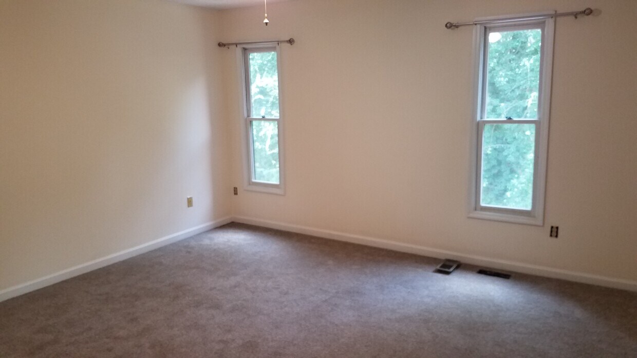 Master Bedroom - 403 Parkway Vista Dr