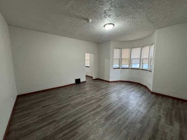 Building Photo - eld200