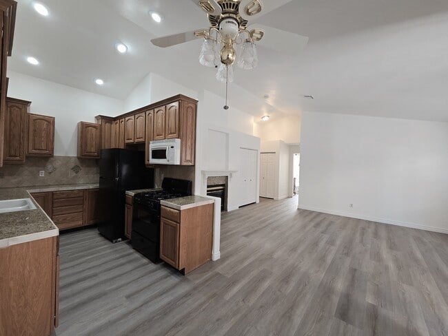 Building Photo - 1612 N Torrey Pines Dr
