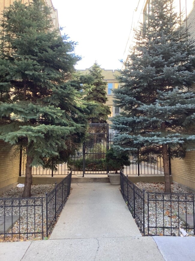 Building Photo - Top Floor Portage Park One Bedroom include...
