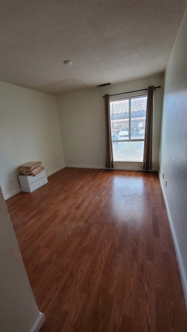 Foto del edificio - 39931 Cedar Blvd