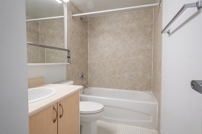 Photo du bâtiment - *THREE MONTHS FREE RENT* Walking Distance ...