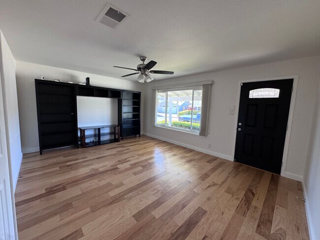 Foto del edificio - 4642 Hampshire Way