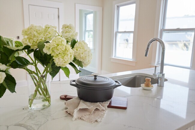 Quartz Countertop - 8 Montgomery St