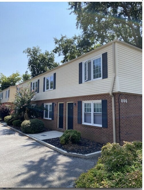 Primary Photo - College Avenue Apartments
