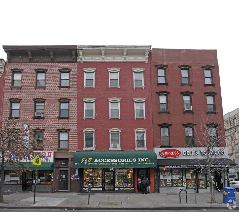 Building Photo - 134 Graham Ave