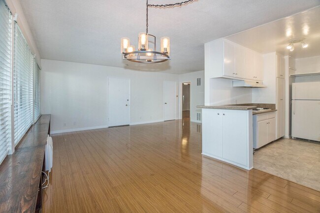 Foto del edificio - 8207 De Longpre Ave