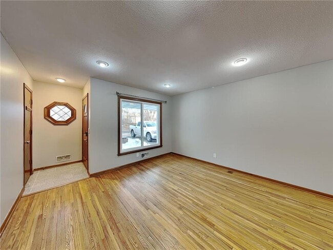 Foto del edificio - 2921 W 70 1/2 St